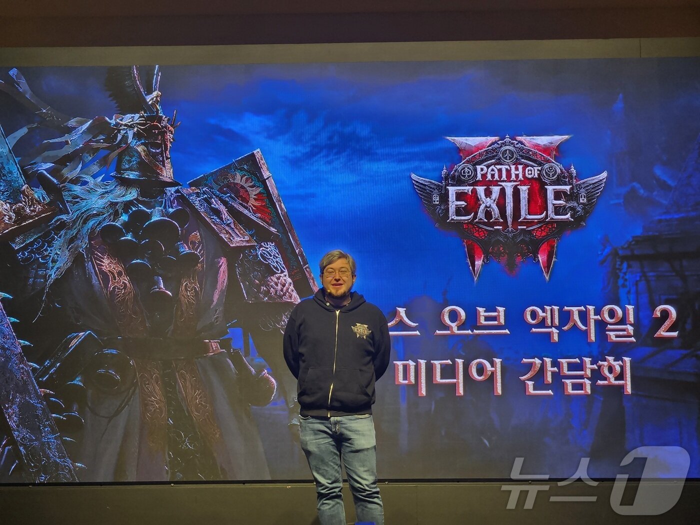본문 이미지 - 조나단 로저스 그라인딩 기어 게임즈 총괄 디렉터가 패스 오브 엑자일2를 소개하고 있다.&#40;게임기자단 제공&#41;