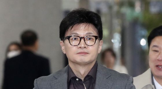 정책토론회장 향하는 한동훈 대표