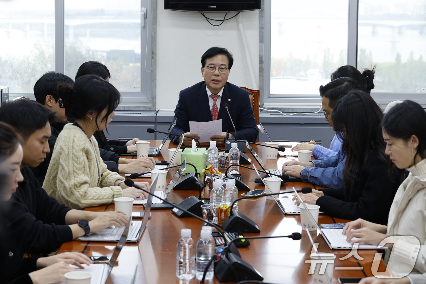 (서울=뉴스1) 안은나 기자 = 송언석 국회 기획재정위원회 위원장이 29일 서울 여의도 국회에서 기재위 세법 논의 관련 기자간담회를 하고 있다. 2024.11.29/뉴스1