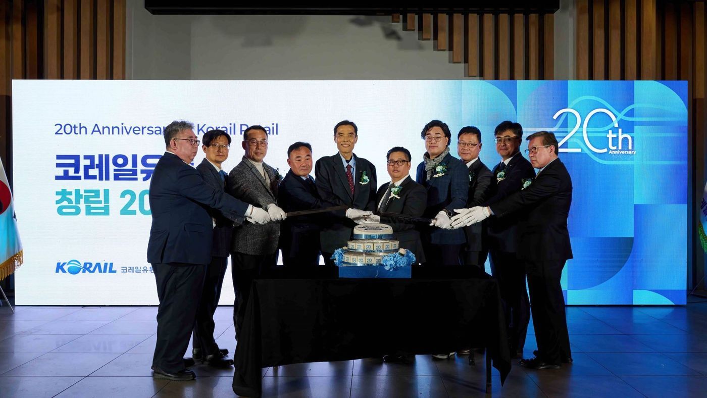 본문 이미지 - 29일 열린 코레일유통 창립 20주년 기념식에서 이택상 코레일유통 대표이사&#40;왼쪽에서 5번째&#41;등 관계자들이 기념촬영을 하고 있다.&#40;코레일유통 제공&#41;