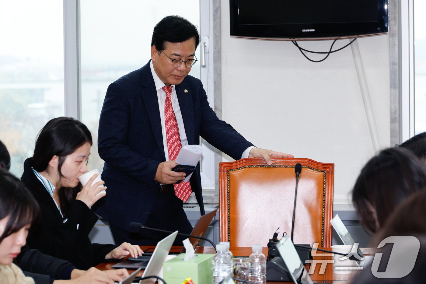 본문 이미지 - 송언석 국회 기획재정위원회 위원장이 29일 서울 여의도 국회에서 기재위 세법 논의 관련 기자간담회를 하기 위해 입장하고 있다. 이날 기재위 전체회의가 열릴 예정이었으나 소득세법&#40;가상자산 과세 유예&#41;, 상속증여세법&#40;상속세 완화&#41;, 조세특례제한법&#40;배당소득 분리과세&#41;을 두고 여야 이견으로 개의되지 못했다. 여당 위원들은 쟁점이 없는 11개 세법안에 대해서 처리하자고 했지만 야당이 이를 거부했다고 밝혔다. 2024.11.29/뉴스1 ⓒ News1 안은나 기자