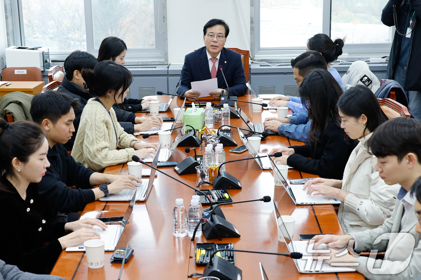 (서울=뉴스1) 안은나 기자 = 송언석 국회 기획재정위원회 위원장이 29일 서울 여의도 국회에서 기재위 세법 논의 관련 기자간담회를 하고 있다. 이날 기재위 전체회의가 열릴 예정이 …