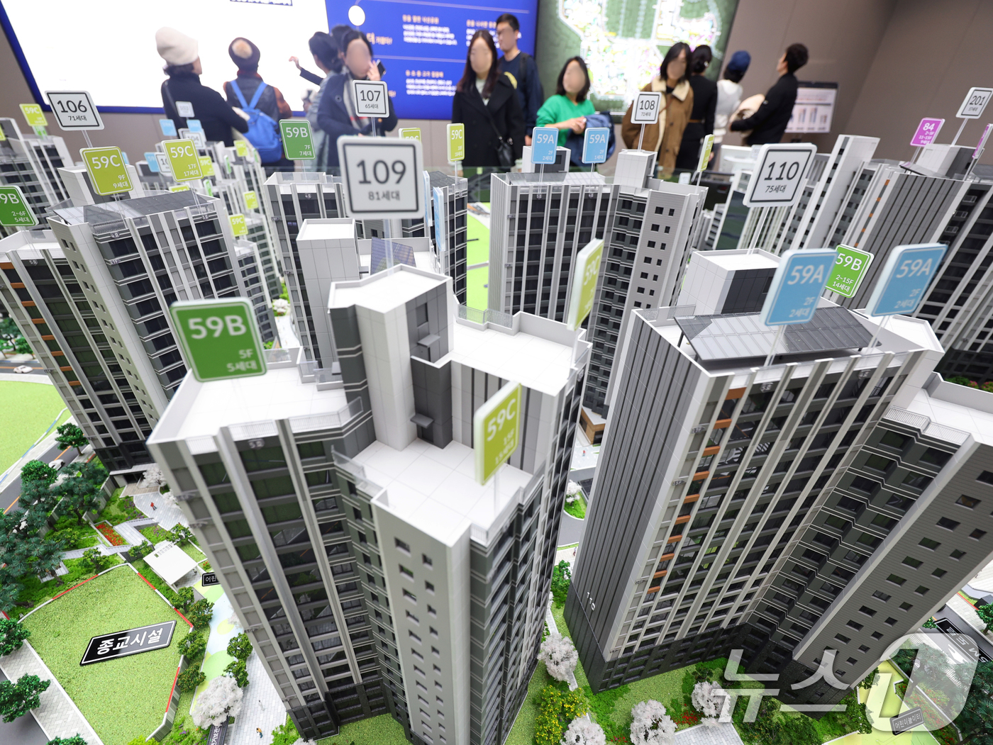 (서울=뉴스1) 황기선 기자 = 29일 오후 서울 동대문구 '창경궁 롯데캐슬 시그니처' 견본주택에서 시민들이 아파트 단지 모형을 살펴보고 있다.롯데건설은 이날부터 서울 성북구 삼선 …