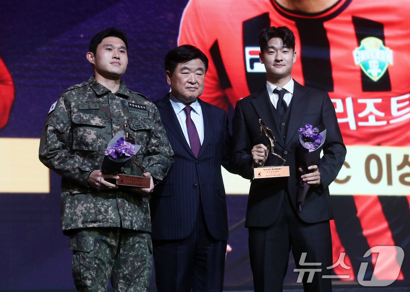 본문 이미지 - 29일 오후 서울 서대문구 스위스그랜드호텔에서 열린 프로축구 &#39;하나은행 K리그 2024 대상 시상식&#39;에서 K리그1 베스트 공격수상을 수상한 김천상무 이동경&#40;왼쪽&#41;, 강원FC이상헌이 기념촬영을 하고 있다. 2024.11.29/뉴스1 ⓒ News1 오대일 기자
