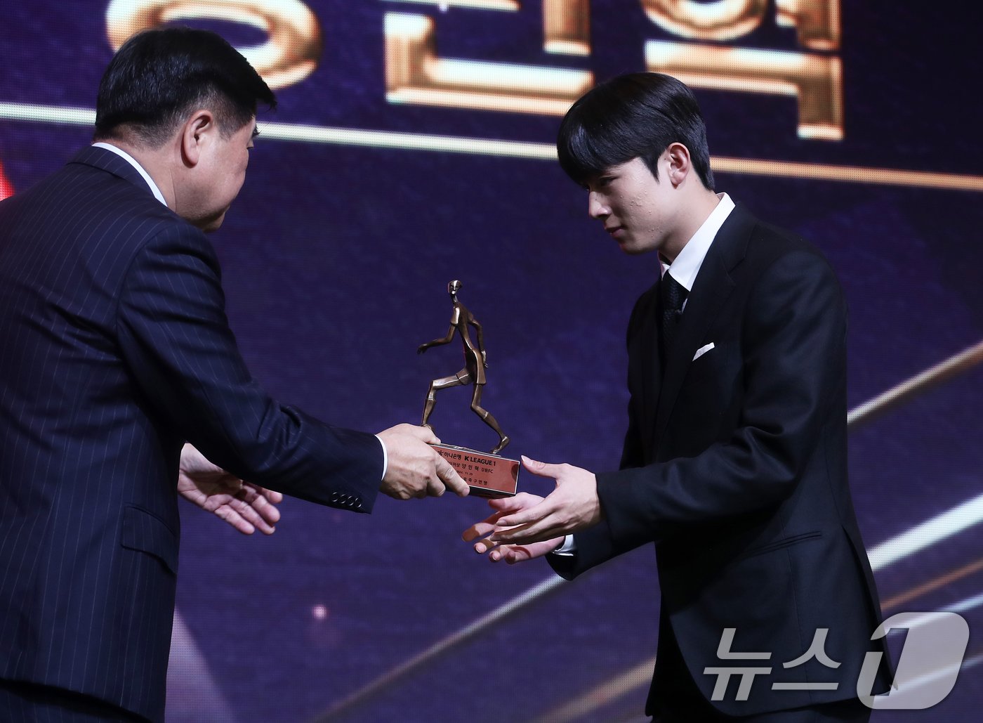 본문 이미지 - 양민혁&#40;강원FC&#41;이 29일 오후 서울 서대문구 스위스그랜드호텔에서 열린 프로축구 &#39;하나은행 K리그 2024 대상 시상식&#39;에서 K리그1 영플레이어상&#40;신인왕&#41;을 수상하고 있다. 2024.11.29/뉴스1 ⓒ News1 오대일 기자