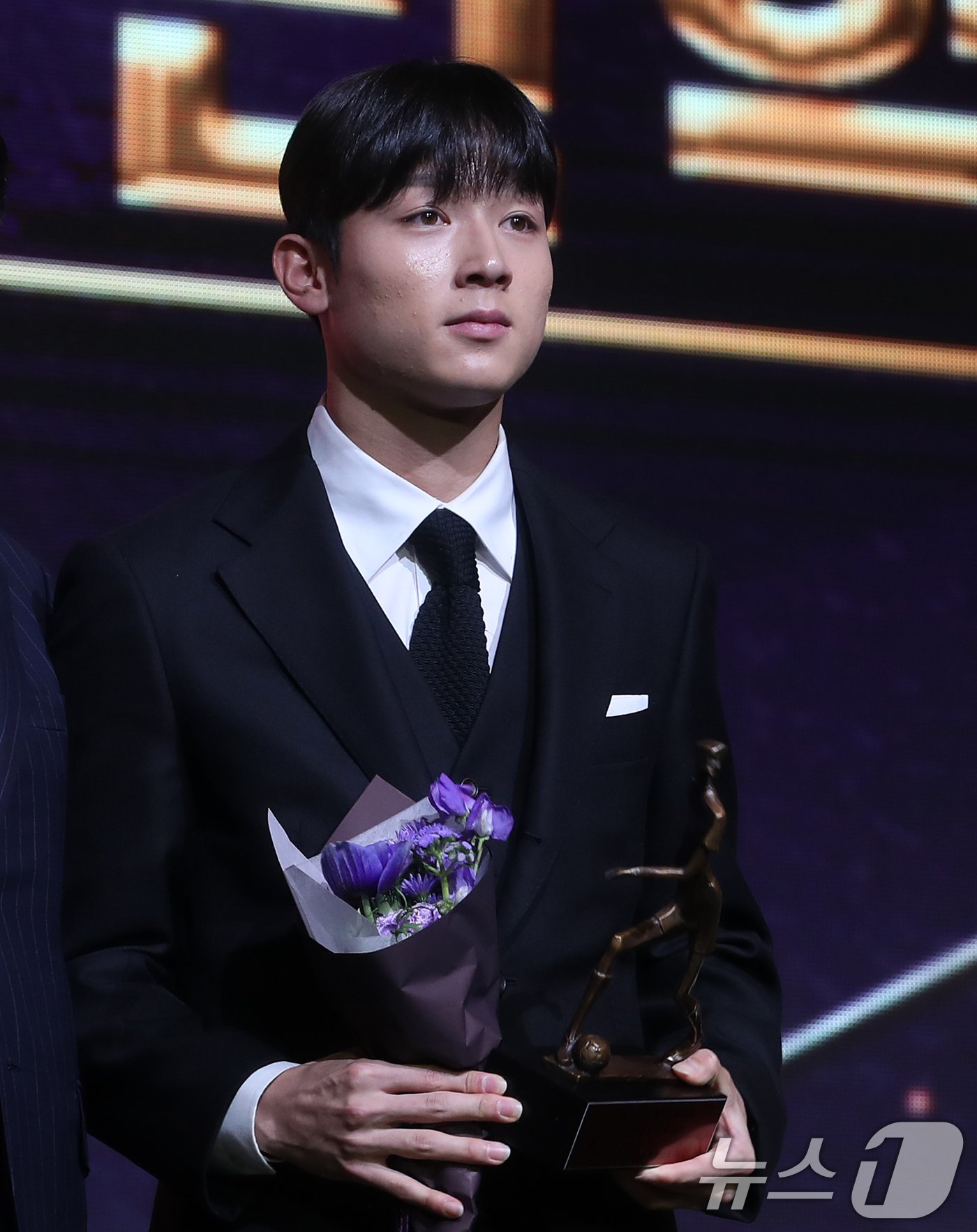 본문 이미지 - 양민혁&#40;강원FC&#41;이 29일 오후 서울 서대문구 스위스그랜드호텔에서 열린 프로축구 &#39;하나은행 K리그 2024 대상 시상식&#39;에서 K리그1 영플레이어상&#40;신인왕&#41;을 수상한 후 트로피를 들고 기념촬영을 하고 있다. 2024.11.29/뉴스1 ⓒ News1 오대일 기자