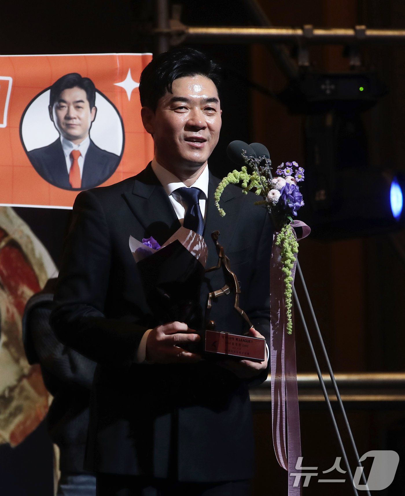 본문 이미지 - 윤정환 감독&#40;강원FC&#41;이 29일 오후 서울 서대문구 스위스그랜드호텔에서 열린 프로축구 &#39;하나은행 K리그 2024 대상 시상식&#39;에서 올해의 감독상을 수상한 후 소감을 밝히고 있다. 2024.11.29/뉴스1 ⓒ News1 오대일 기자