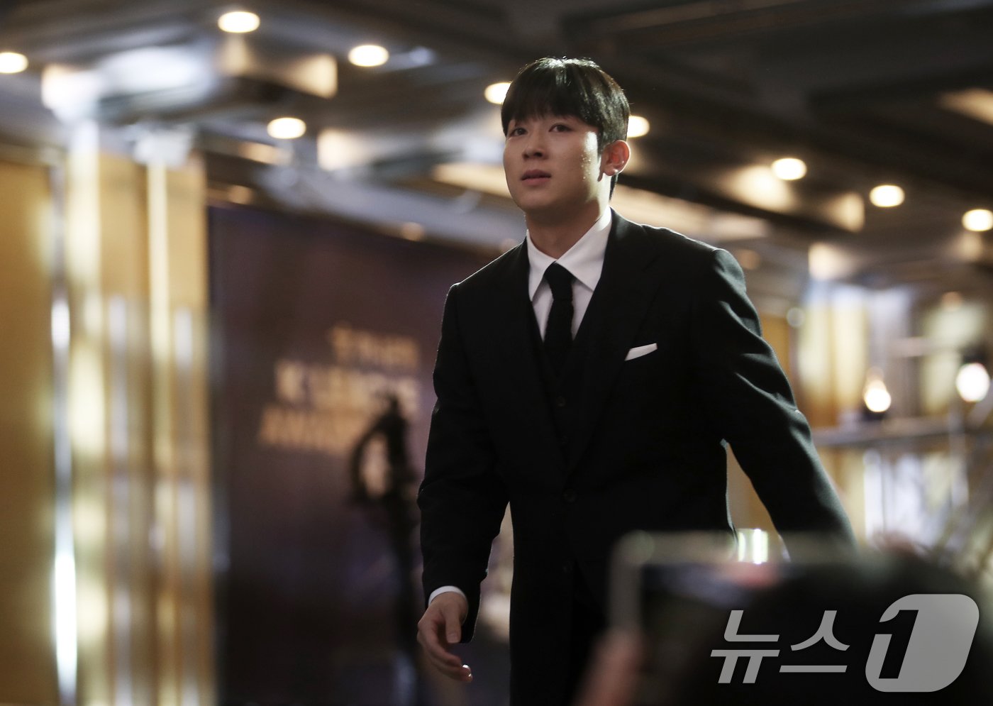 본문 이미지 - 양민혁&#40;강원FC&#41;이 29일 오후 서울 서대문구 스위스그랜드호텔에서 열린 프로축구 &#39;하나은행 K리그 2024 대상 시상식&#39;에서 K리그1 영플레이어상&#40;신인왕&#41;을 수상하기 위해 단상을 오르고 있다. 2024.11.29/뉴스1 ⓒ News1 오대일 기자