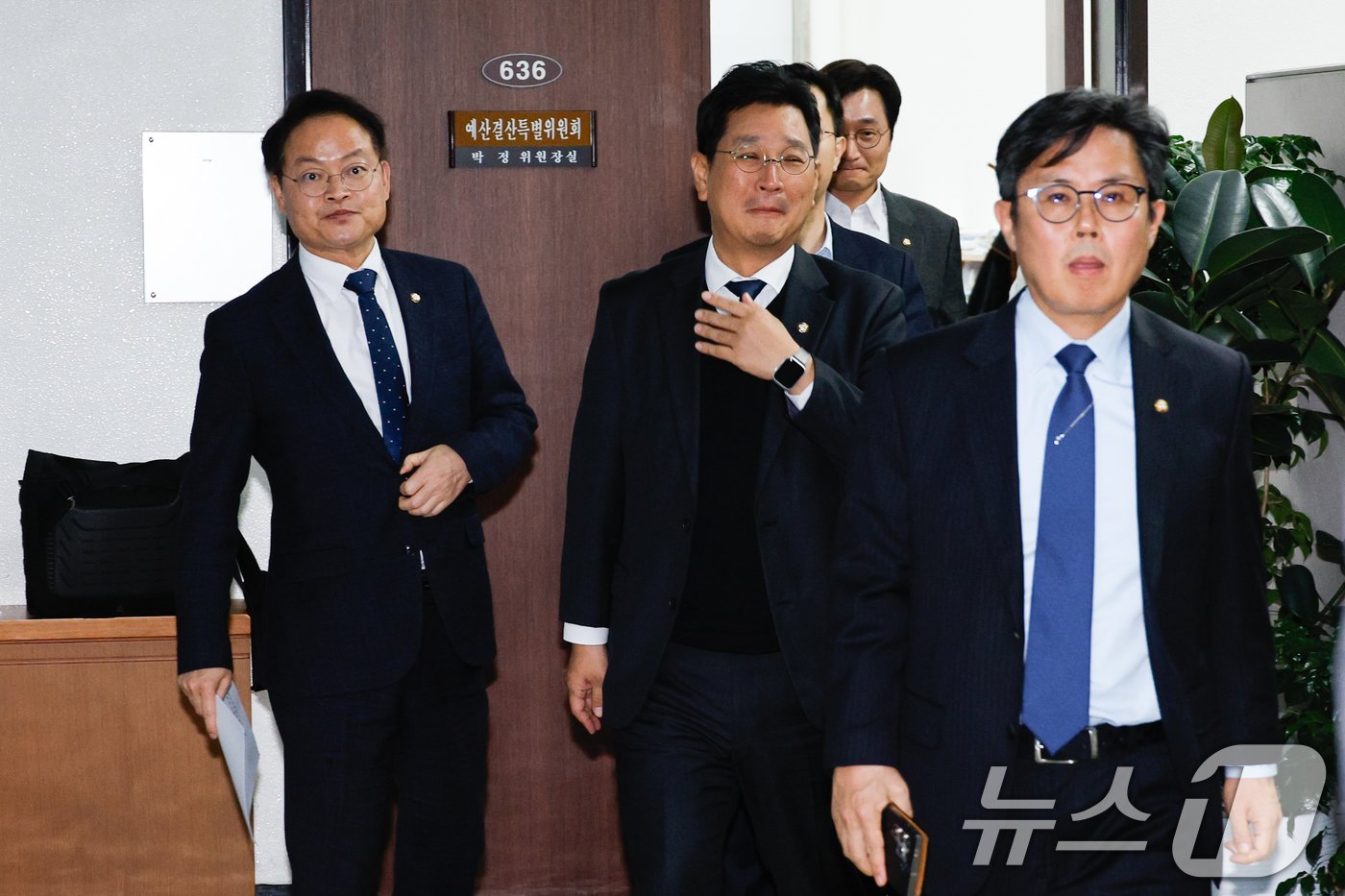 본문 이미지 - 국회 예산결산특별위원회 예산안등조정소위원회 허영 간사&#40;왼쪽&#41;와 야당 의원들이 29일 오후 서울 여의도 국회에서 열린 예산결산특별위원회 예산안등조정소위원회로 향하고 있다. 2024.11.29/뉴스1 ⓒ News1 안은나 기자