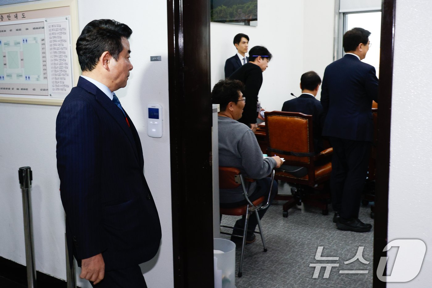 본문 이미지 - 박정 국회 예산결산특별위원회 예산안등조정소위원장이 29일 오후 서울 여의도 국회에서 열린 예결위 예산안등조정소위원회로 향하고 있다. 2024.11.29/뉴스1 ⓒ News1 안은나 기자