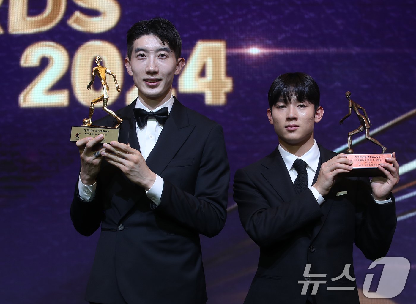 본문 이미지 - 29일 오후 서울 서대문구 스위스그랜드호텔에서 열린 프로축구 &#39;하나은행 K리그 2024 대상 시상식&#39;에서 K리그1 MVP와 영플레이어상을 수상한 조현우&#40;울산HD&#41;와 양민혁&#40;강원FC&#41;이 트로피를 들고 포즈를 취하고 있다. 2024.11.29/뉴스1 ⓒ News1 오대일 기자