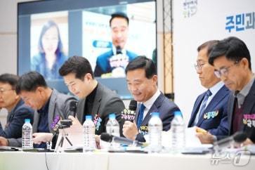 본문 이미지 - 이승로 구청장이 28일 서울 성북구 석관동 현장구청장실 행사에서 주민의 영상 제안에 웃음짓는 모습. (성북구 제공)ⓒ 뉴스1