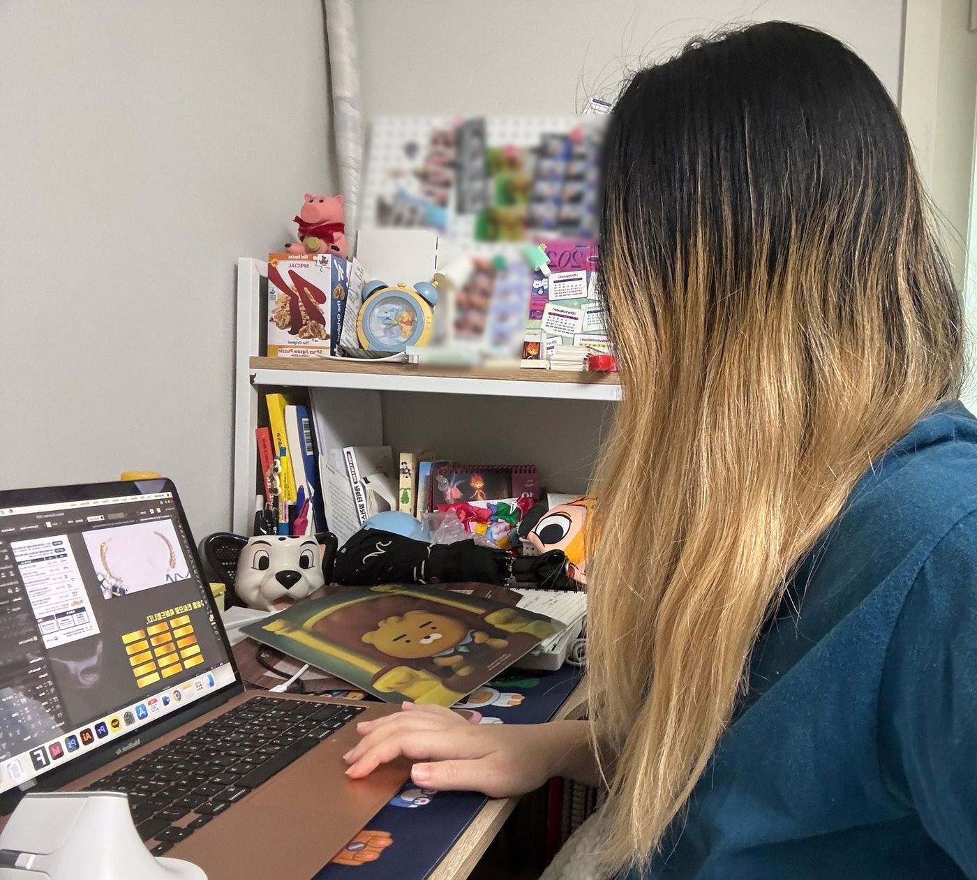 본문 이미지 - 청년재단 일경험 프로그램 참여자 이모씨가 디자인 작업을 하고 있다.(청년재단 제공)