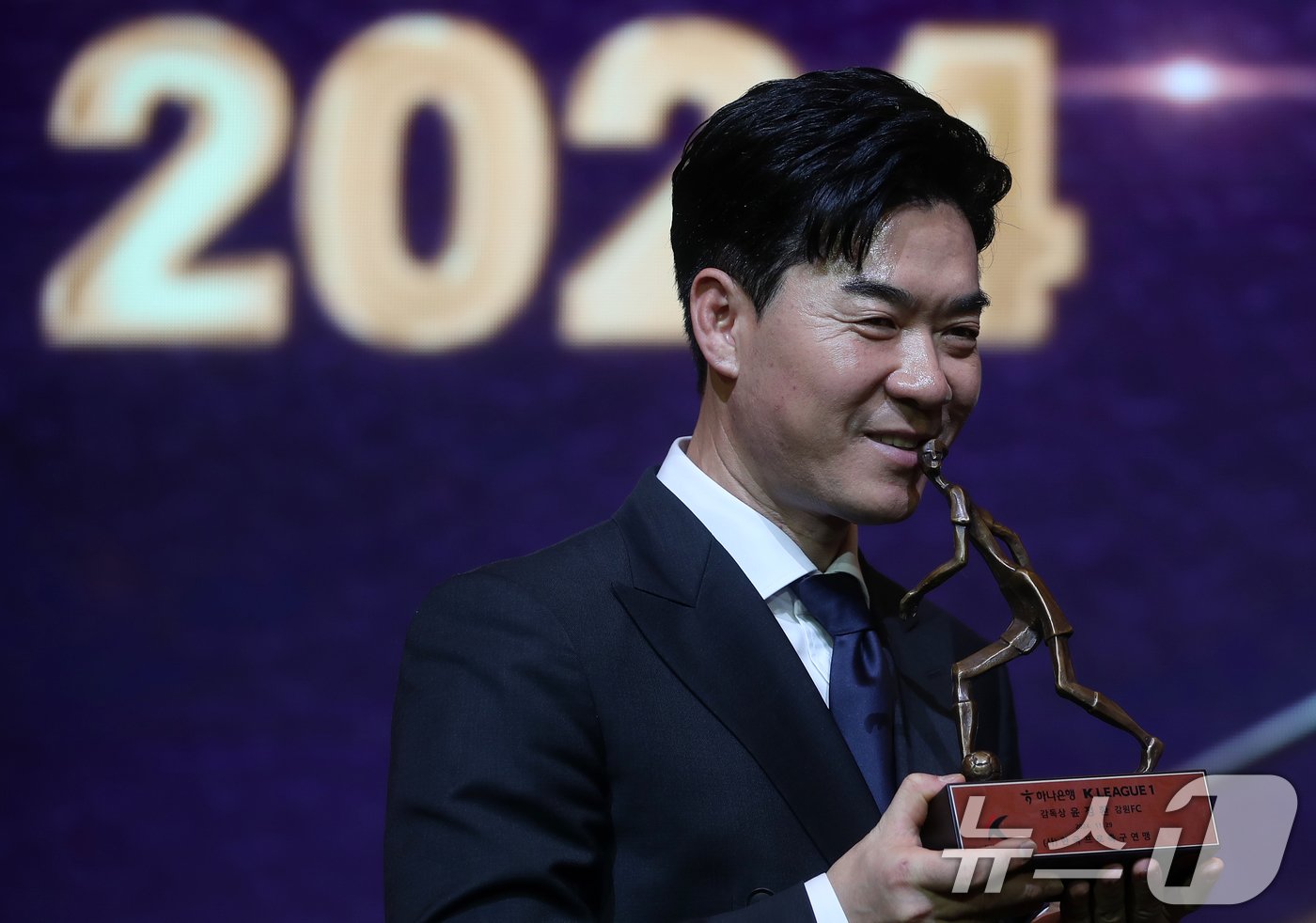 본문 이미지 - 윤정환 감독(강원FC)이 29일 오후 서울 서대문구 스위스그랜드호텔에서 열린 프로축구 '하나은행 K리그 2024 대상 시상식'에서 올해의 감독상을 수상한 후 트로피에 키스하고 있다. 2024.11.29/뉴스1 ⓒ News1 오대일 기자