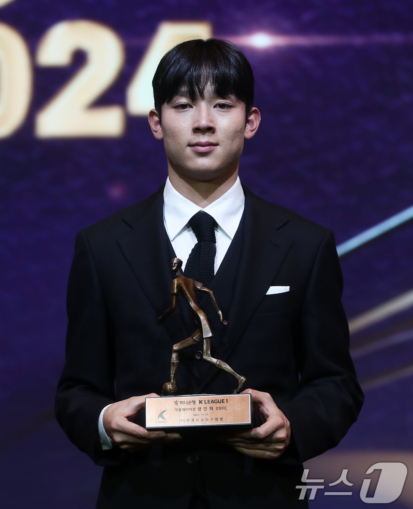 본문 이미지 - 양민혁&#40;강원FC&#41;이 29일 오후 서울 서대문구 스위스그랜드호텔에서 열린 프로축구 &#39;하나은행 K리그 2024 대상 시상식&#39;에서 K리그1 영플레이어상&#40;신인왕&#41;을 수상한 후 트로피를 들고 기념촬영을 하고 있다. 2024.11.29/뉴스1 ⓒ News1 오대일 기자