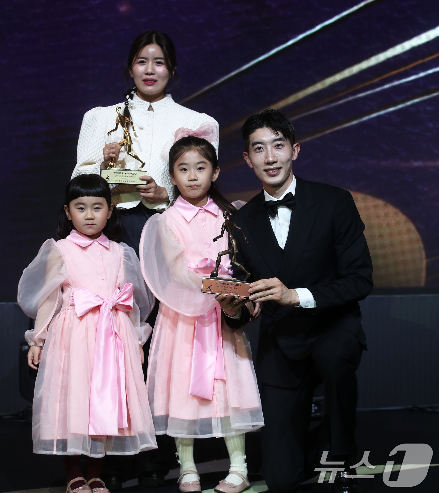 본문 이미지 - 조현우&#40;울산HD&#41;가 29일 오후 서울 서대문구 스위스그랜드호텔에서 열린 프로축구 &#39;하나은행 K리그 2024 대상 시상식&#39;에서 K리그1 MVP를 수상한 후 가족들과 기념촬영을 하고 있다. 2024.11.29/뉴스1 ⓒ News1 오대일 기자