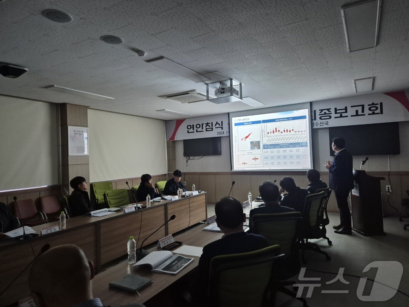 본문 이미지 - 29일 강원 강원도글로벌본부 환동해관에서 열린2024 연안침식 실태조사 용역 최종보고회에서 용역사 관계자가 동해안 연안 침식현황을 설명하고 있다.2024.11.29/뉴스1 윤왕근 기자