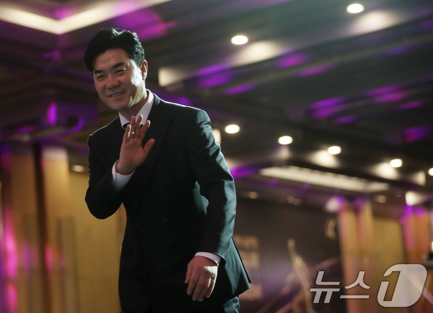 본문 이미지 - 윤정환 감독(강원FC)이 29일 오후 서울 서대문구 스위스그랜드호텔에서 열린 프로축구 '하나은행 K리그 2024 대상 시상식'에서 K리그1 올해의 감독상에 호명된 후 단상을 오르고 있다. 2024.11.29/뉴스1 ⓒ News1 오대일 기자