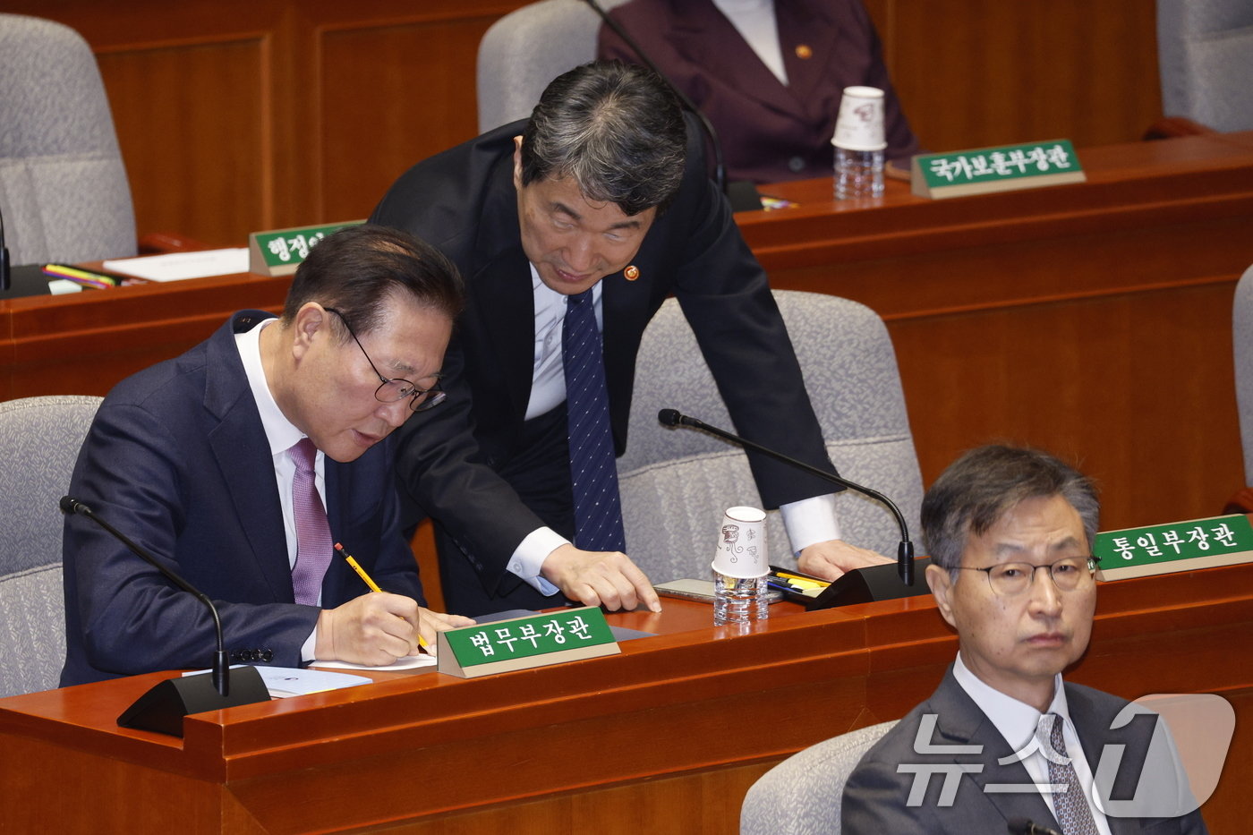 본문 이미지 - 박성재 법무부 장관과 이주호 사회부총리가 29일 오후 서울 여의도 국회에서 제418회국회&#40;정기회&#41; 예산결산특별위원회 제13차 전체회의에서 대화를 나누고 있다. 이날 예산소위에서 야당 주도로 정부 예산안 감액안이 통과됐다. 2024.11.29/뉴스1 ⓒ News1 안은나 기자