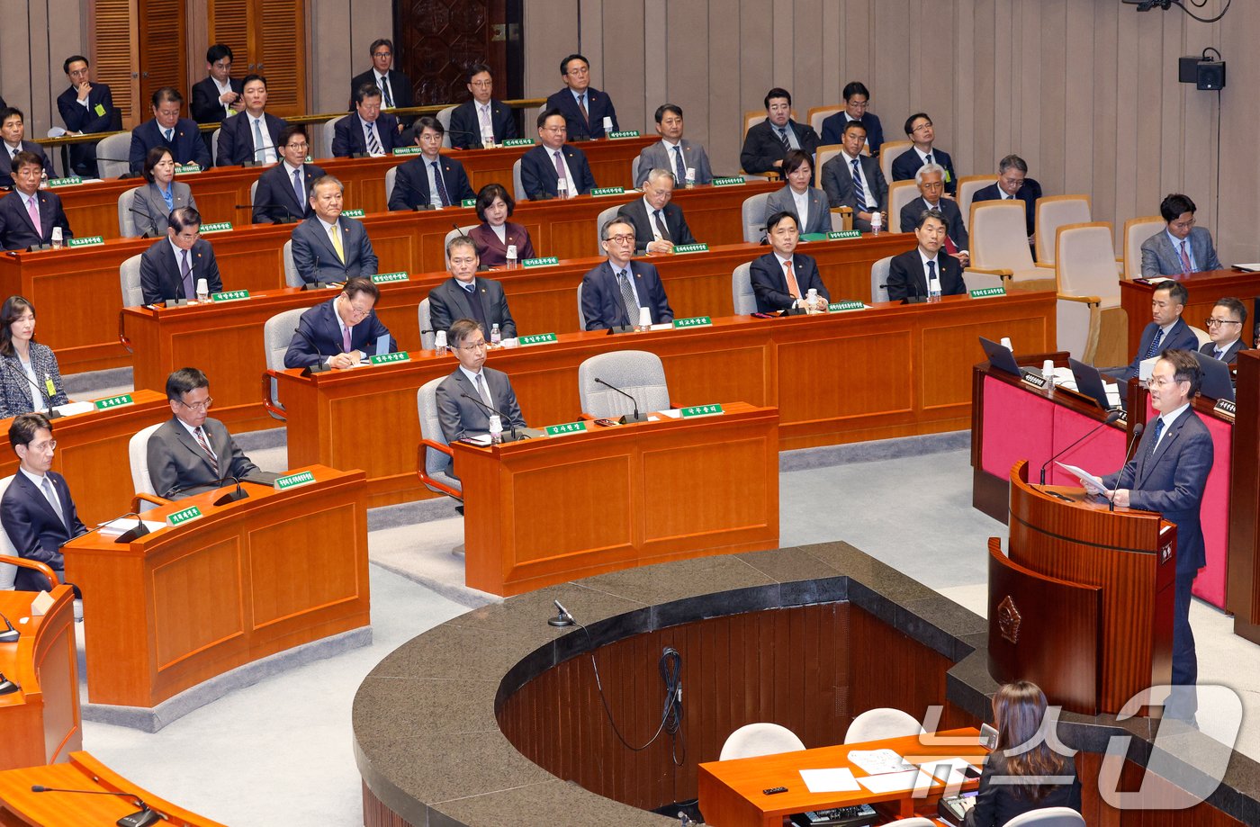 29일 오후 서울 여의도 국회에서 열린 예산결산특별위원회 제13차 전체회의에서 국무위원들이 허영 더불어민주당 간사의 소위원회 심사보고를 듣고 있다. 이날 예산소위에서 야당 주도로 정부 예산안 감액안이 통과됐다. 2024.11.29/뉴스1 ⓒ News1 안은나 기자