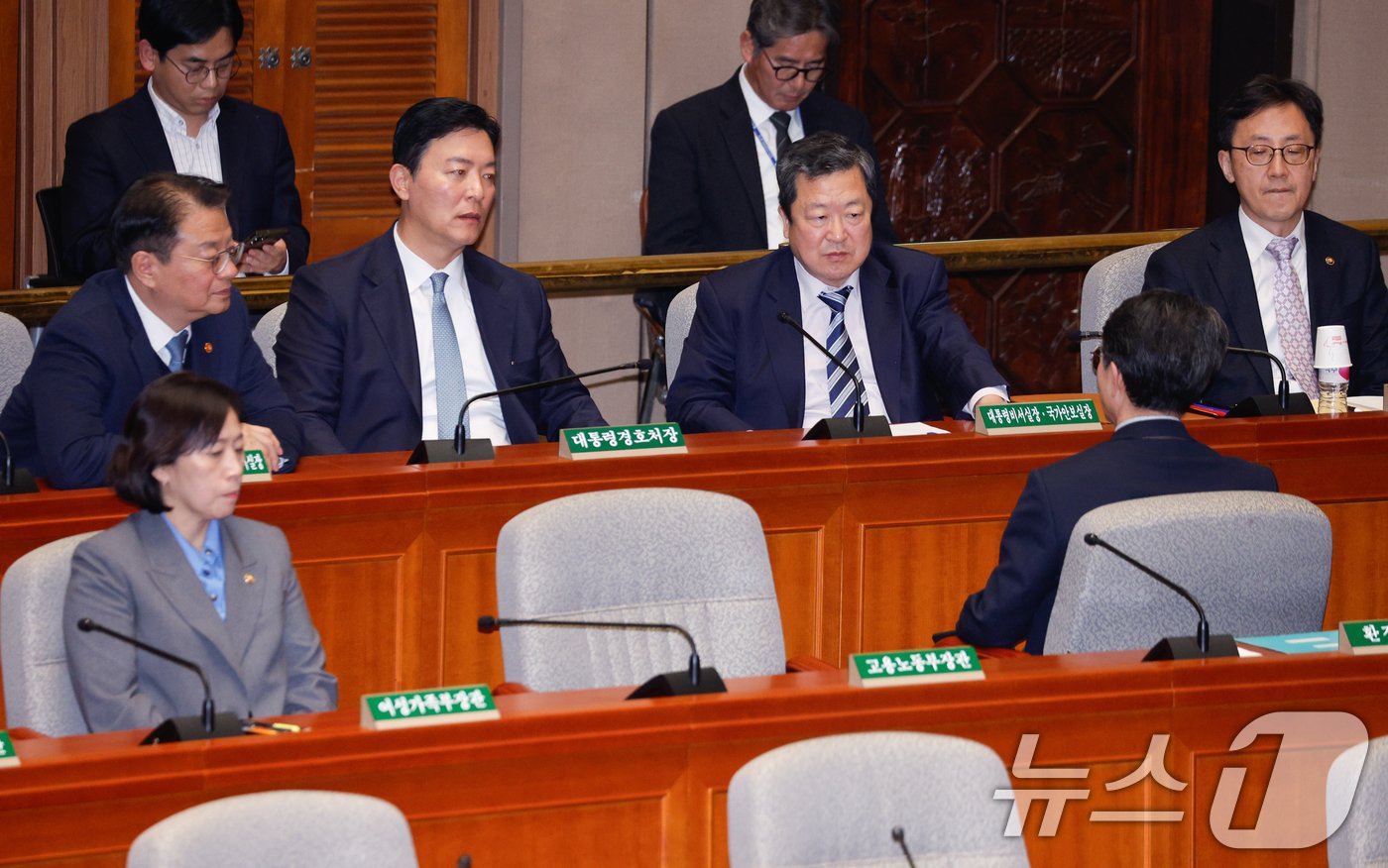 본문 이미지 - 방기선 국무조정실장&#40;왼쪽부터&#41;, 김성훈 대통령경호실 차장, 박춘섭 경제수석, 김완섭 환경부 장관이 29일 오후 서울 여의도 국회에서 제418회국회&#40;정기회&#41; 예산결산특별위원회 제13차 전체회의에 출석해 대화하고 있다. 이날 예산소위에서 야당 주도로 정부 예산안 감액안이 통과됐다. 2024.11.29/뉴스1 ⓒ News1 안은나 기자