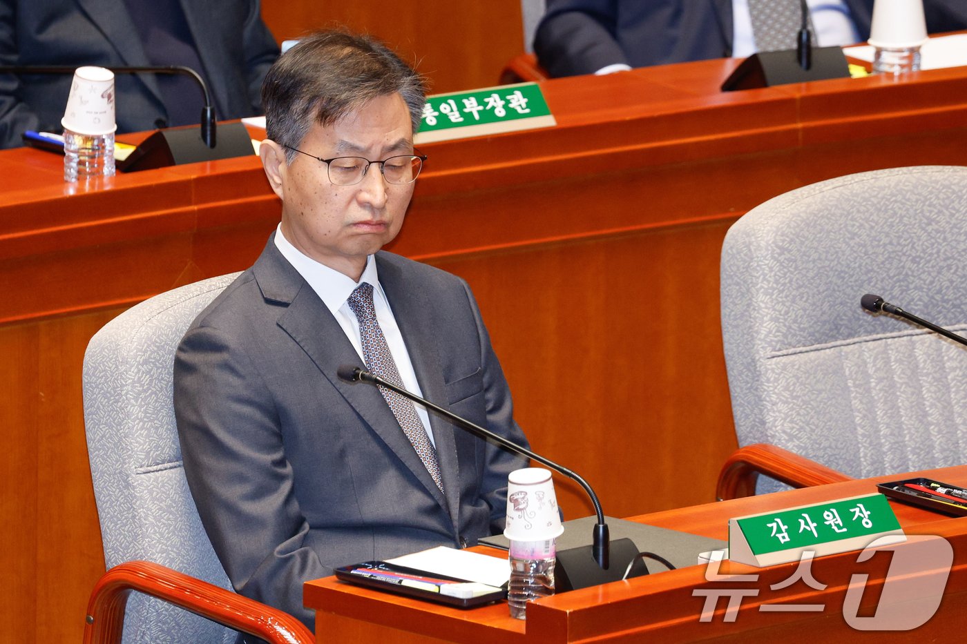 본문 이미지 - 최재해 감사원장이 29일 오후 서울 여의도 국회에서 제418회국회&#40;정기회&#41; 예산결산특별위원회 제13차 전체회의에서 여야 의원들의 발언을 듣고 있다. 이날 야당이 사상 처음으로 예산심사소위원회에서 &#39;감액 예산안&#39;을 강행 처리했다. 예결위 소위에서 야당이 예산안을 단독으로 처리한 것은 이번이 처음이다. 2024.11.29/뉴스1 ⓒ News1 안은나 기자