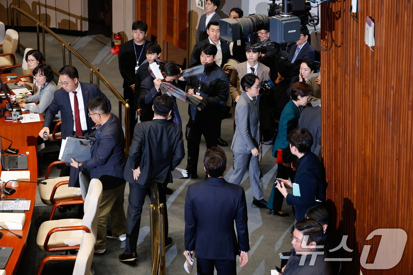 본문 이미지 - 29일 오후 서울 여의도 국회에서 열린 예산결산특별위원회 제13차 전체회의에서 국민의힘 의원들이 정부 감액 예산안에 반발하며 퇴장하고 있다. 2024.11.29/뉴스1 ⓒ News1 안은나 기자