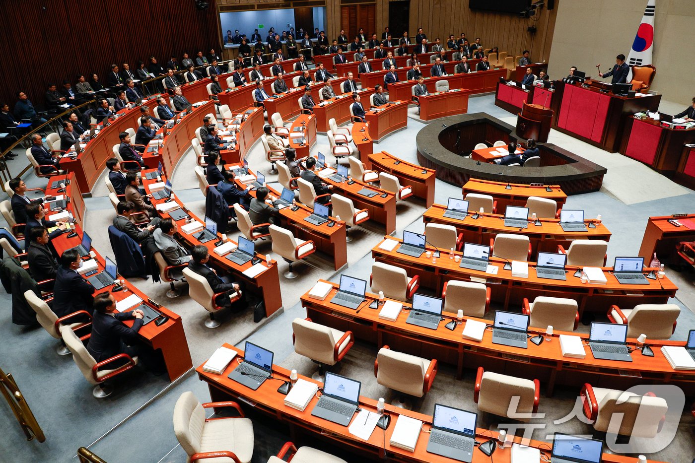 본문 이미지 - 박정 국회 예산결산특별위원회 위원장이 29일 오후 서울 여의도 국회에서 열린 예결위 제13차 전체회의에서 국민의힘 의원들 퇴장 속에 정부 감액 예산안을 통과시키고 있다. 2024.11.29/뉴스1 ⓒ News1 안은나 기자