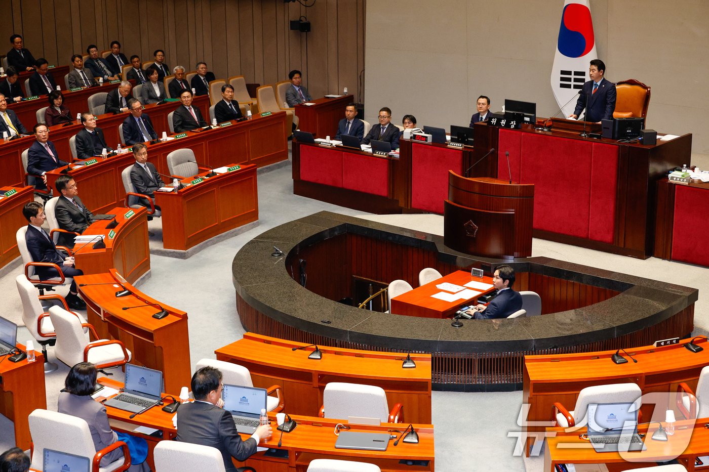 본문 이미지 - 최상목 경제부총리 겸 기획재정부 장관이 29일 오후 서울 여의도 국회에서 열린 예산결산특별위원회 제13차 전체회의에서 국민의힘 의원들 퇴장 속에 정부 감액 예산안이 통과되자 인사말을 거부한채 자리에 앉아 있다. 2024.11.29/뉴스1 ⓒ News1 안은나 기자