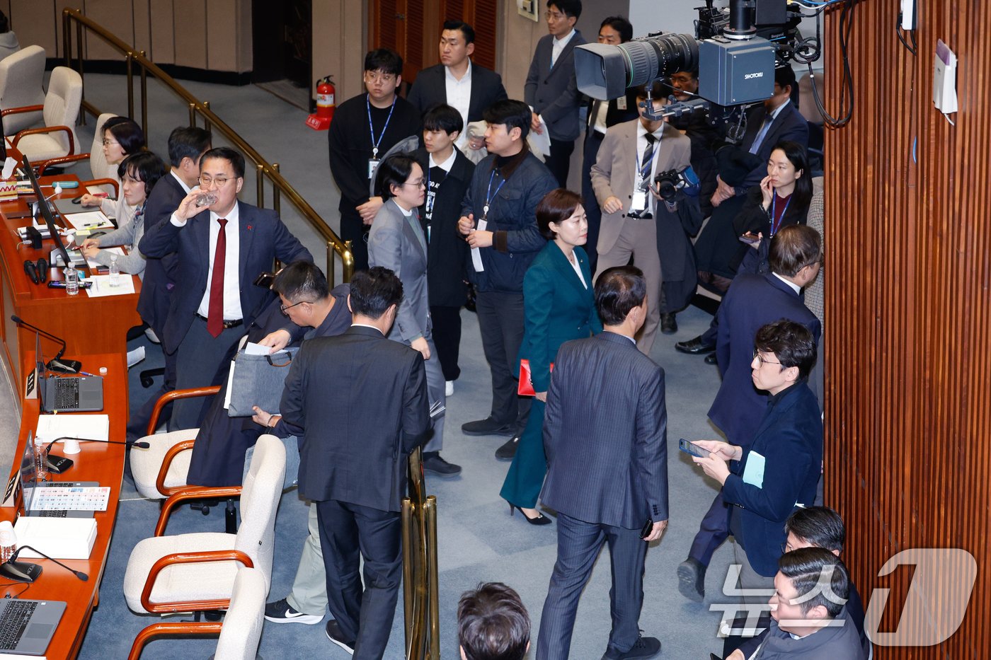 본문 이미지 - 29일 오후 서울 여의도 국회에서 열린 예산결산특별위원회 제13차 전체회의에서 국민의힘 의원들이 내년도 감액 예산안 의결에 반발하며 퇴장하고 있다. 2024.11.29/뉴스1 ⓒ News1 안은나 기자