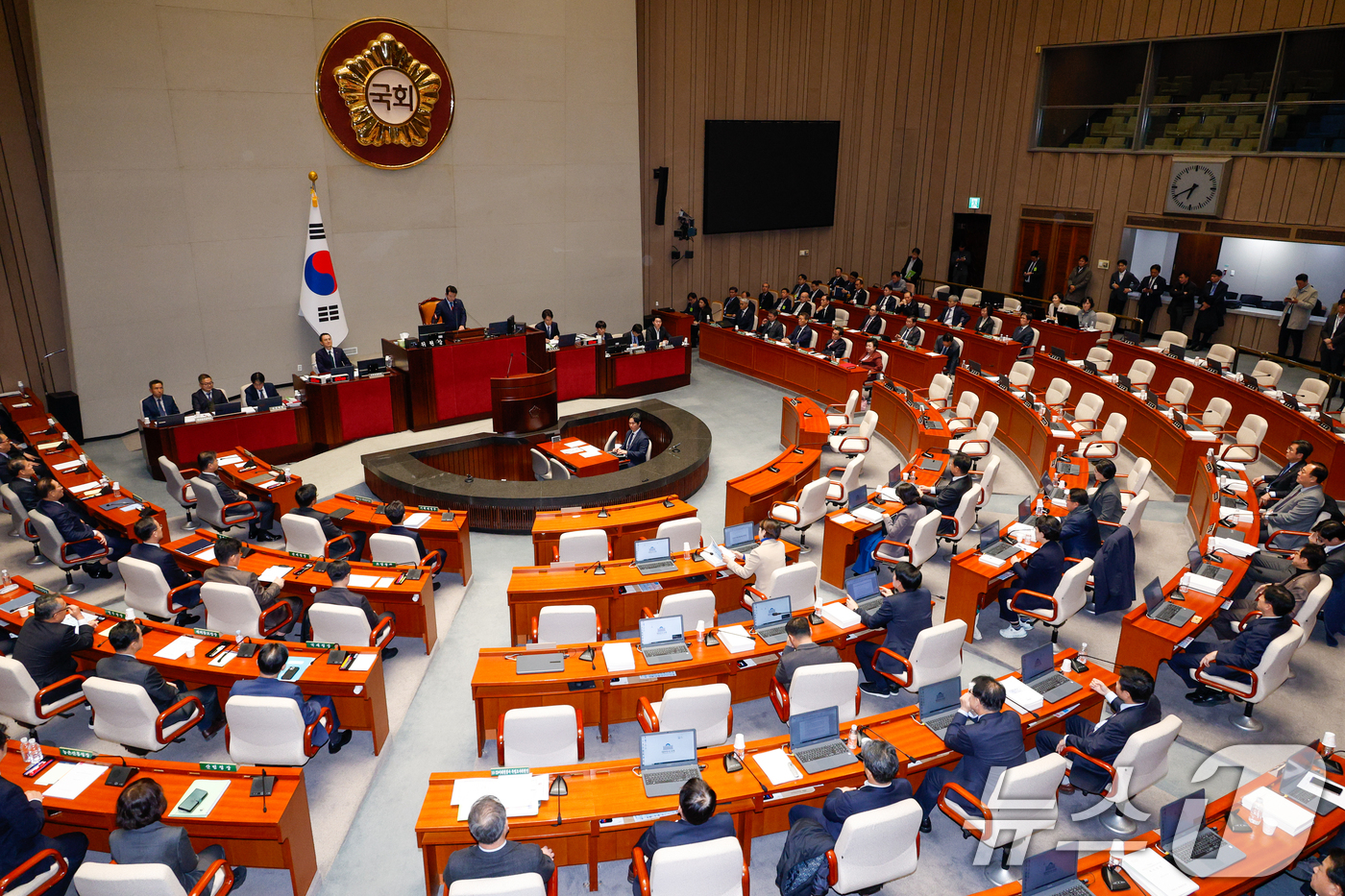 (서울=뉴스1) 안은나 기자 = 박정 국회 예산결산특별위원회 위원장이 29일 오후 서울 여의도 국회에서 열린 예결위 제13차 전체회의에서 국민의힘 의원들 퇴장 속에 정부 감액 예산 …