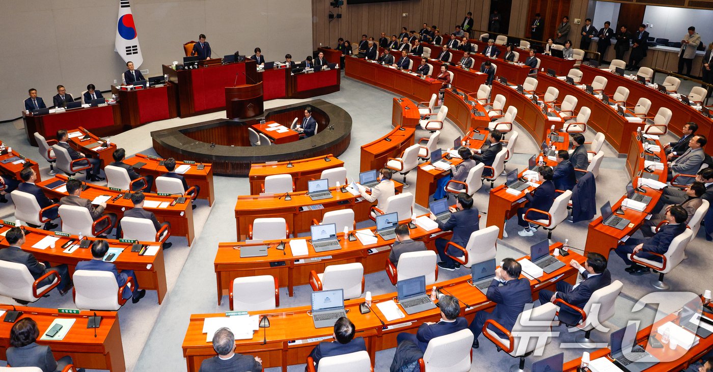 본문 이미지 - 박정 국회 예산결산특별위원회 위원장이 29일 오후 서울 여의도 국회에서 열린 예결위 제13차 전체회의에서 국민의힘 의원들 퇴장 속에 정부 감액 예산안을 통과시키고 있다. 2024.11.29/뉴스1 ⓒ News1 안은나 기자