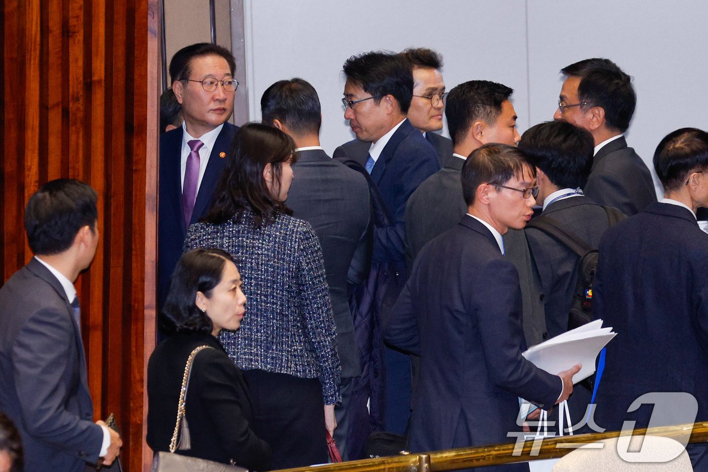 박성재 법무부 장관, 최상목 경제부총리 겸 기획재정부 장관 등 국무위원들이 29일 오후 서울 여의도 국회에서 예산결산특별위원회 제13차 전체회의가 끝난 뒤 퇴장하고 있다. 더불어민주당은 이날 예결위에서 사상 처음으로 &#39;감액 예산안&#39;을 강행 처리했다. 야당이 예결위에서 예산안을 단독으로 처리한 것은 이번이 처음이다. 2024.11.29/뉴스1 ⓒ News1 안은나 기자