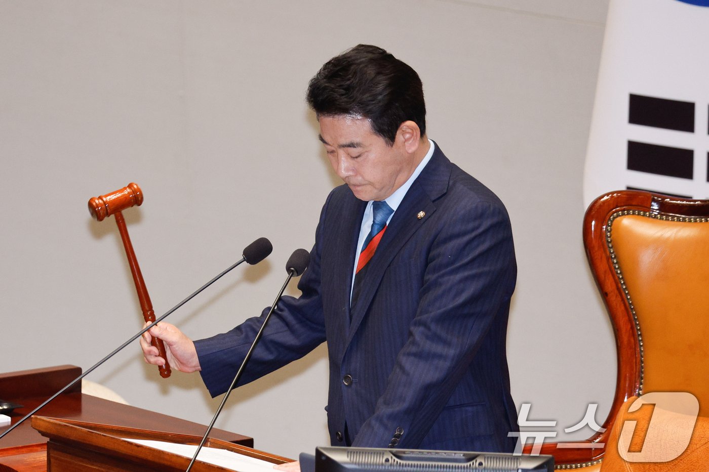 본문 이미지 - 박정 국회 예산결산특별위원회 위원장이 29일 오후 서울 여의도 국회에서 열린 예결위 제13차 전체회의에서 국민의힘 의원들 퇴장 속에 정부 감액 예산안을 통과시키고 있다. 2024.11.29/뉴스1 ⓒ News1 안은나 기자