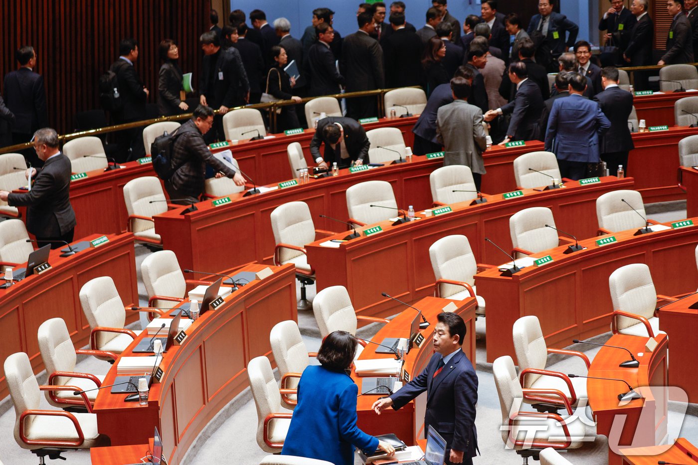 본문 이미지 - 박정 국회 예산결산특별위원회 위원장이 29일 오후 서울 여의도 국회에서 열린 예결위 제13차 전체회의에서 국민의힘 의원들 퇴장 속에 정부 감액 예산안을 통과시킨 뒤 회의장을 퇴장하고 있다. 2024.11.29/뉴스1 ⓒ News1 안은나 기자