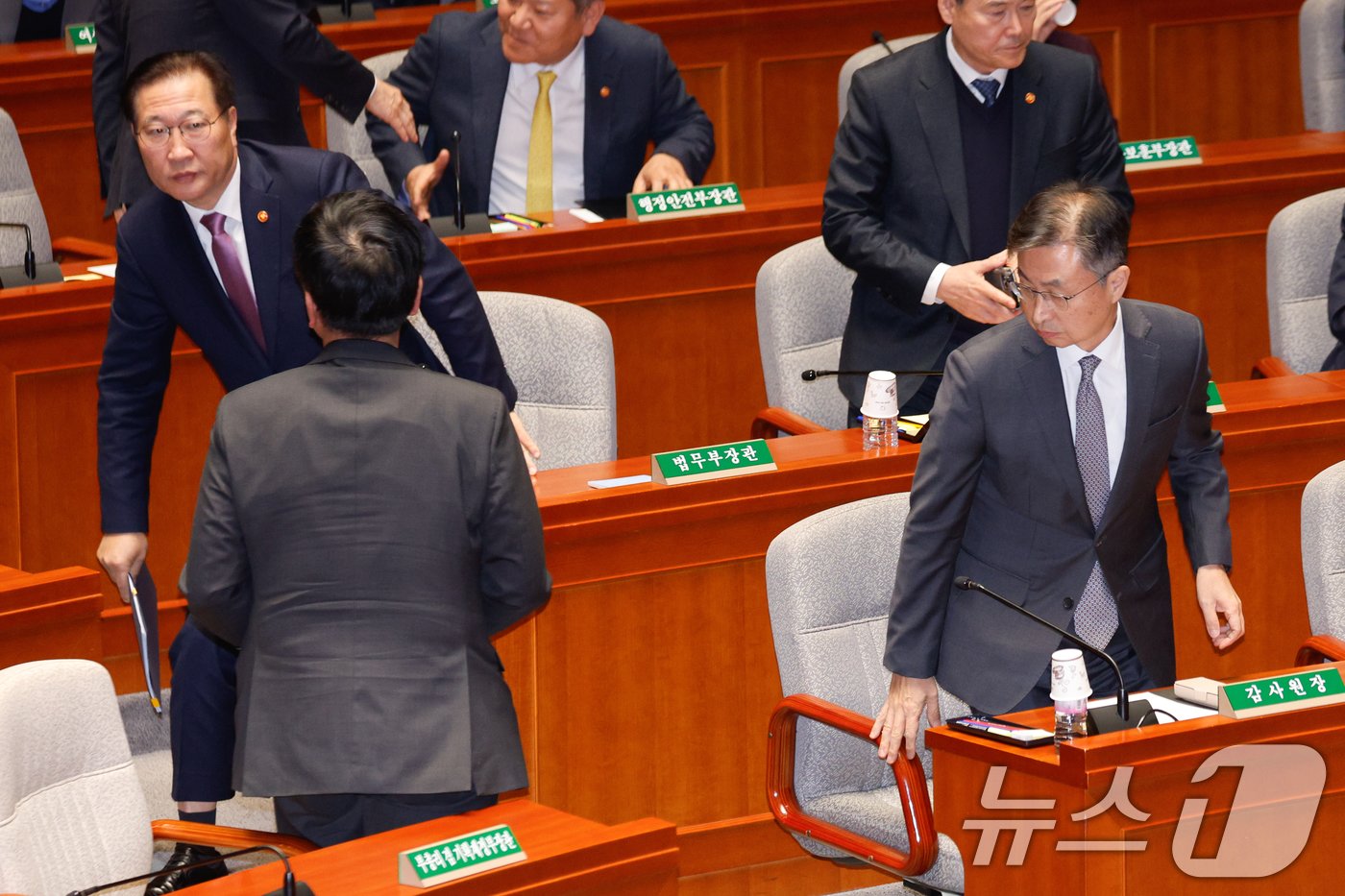 본문 이미지 - 최재해 감사원장, 박성재 법무부 장관, 최상목 경제부총리 겸 기획재정부 장관 등 국무위원들이 29일 오후 서울 여의도 국회에서 예산결산특별위원회 제13차 전체회의가 끝난 뒤 퇴장하고 있다. 더불어민주당은 이날 예결위에서 사상 처음으로 &#39;감액 예산안&#39;을 강행 처리했다. 야당이 예결위에서 예산안을 단독으로 처리한 것은 이번이 처음이다. 2024.11.29/뉴스1 ⓒ News1 안은나 기자
