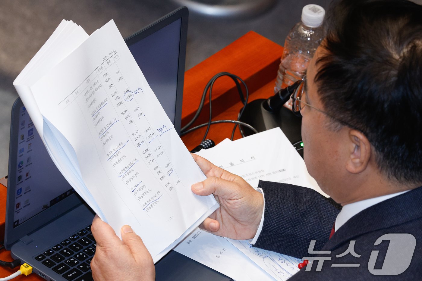 본문 이미지 - 최형두 국민의힘 의원이 29일 오후 서울 여의도 국회에서 열린 예산결산특별위원회 제13차 전체회의에서 토론 중 야당 주도로 감액 예산안을 의결한 것과 관련 서류를 들고 있다. 검찰업무지원 특정업무경비가 45억 감액했다고 적혀있다. 2024.11.29/뉴스1 ⓒ News1 안은나 기자