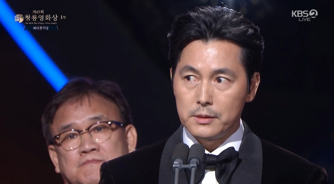 (서울=뉴스1) = 배우 정우성이 29일 오후 서울 영등포구 여의도 KBS홀에서 열린 제45회 청룡영화상에 최다관객상 시상자로 등장해 '혼외자 논란' 관련 발언을 하고 있다.정우성 …