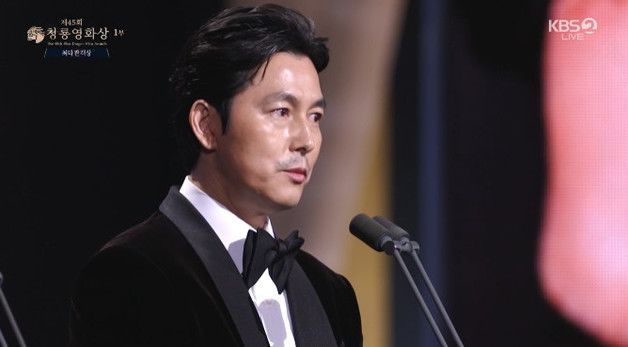 정우성, '혼외자 논란' 후 첫 공식 석상…"책임 다할 것"