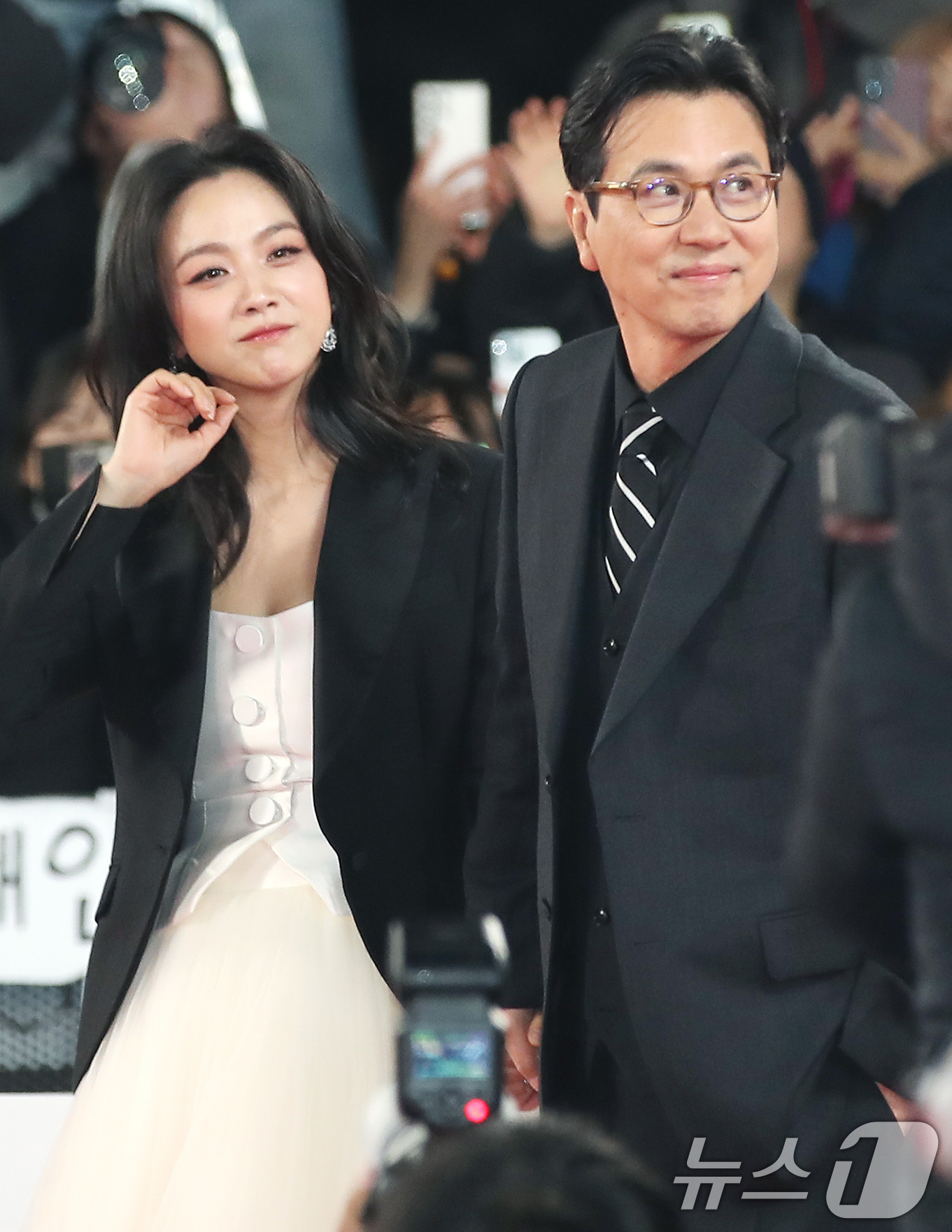 (서울=뉴스1) 권현진 기자 = 배우 탕웨이와 김태용 감독(오른쪽)이 29일 서울 영등포구 여의도 KBS홀에서 열린 제45회 청룡영화상 시상식에 참석해 레드카펫을 밟고 있다. 20 …