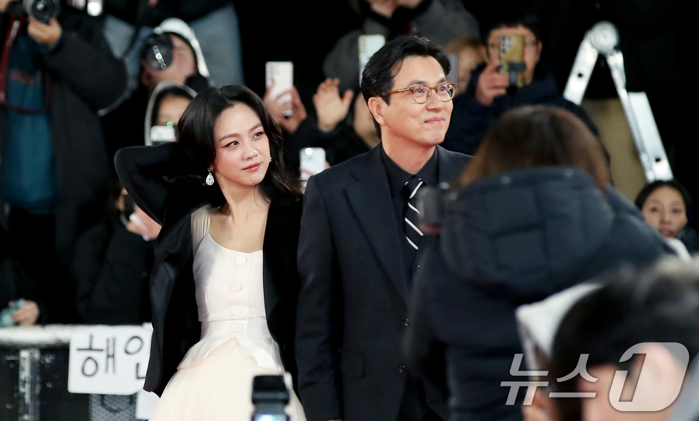 (서울=뉴스1) 권현진 기자 = 배우 탕웨이와 김태용 감독(오른쪽)이 29일 서울 영등포구 여의도 KBS홀에서 열린 제45회 청룡영화상 시상식에 참석해 레드카펫을 밟고 있다. 20 …