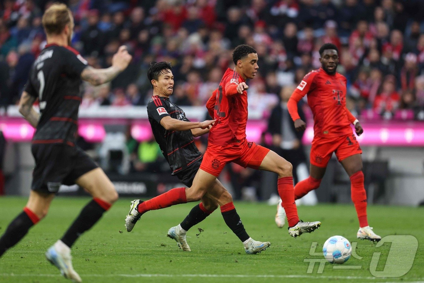 본문 이미지 - 우니온 베를린의 정우영이 바이에른 뮌헨을 상대로 수비를 펼치고 있다. ⓒ AFP=뉴스1