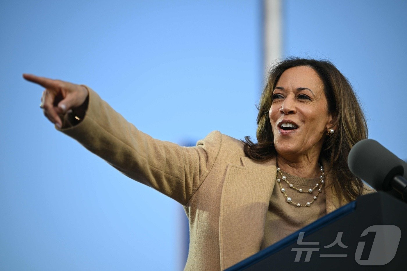 본문 이미지 - 미국 민주당 대통령 후보인 카멀라 해리스 부통령이 2일&#40;현지시간&#41; 조지아주 애틀랜타에서 열린 선거 집회서 &#34;도널드 트럼프 전 대통령은 점점 불안정해지고, 복수에 집착하고 있다＂고 주장하고 있다. 2024.11.03 ⓒ AFP=뉴스1 ⓒ News1 우동명 기자
