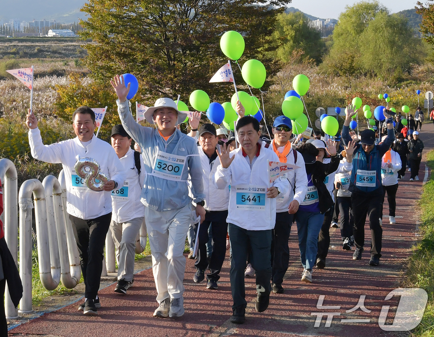 (광주=뉴스1) 이수민 기자 = 김이강 광주 서구청장이 지난 2일 서창노을길(영산강 일원)에서 열린 '제3회 함께 서구 오~잇길 걷기대회'에 참가하고 있다.(광주 서구 제공) 20 …