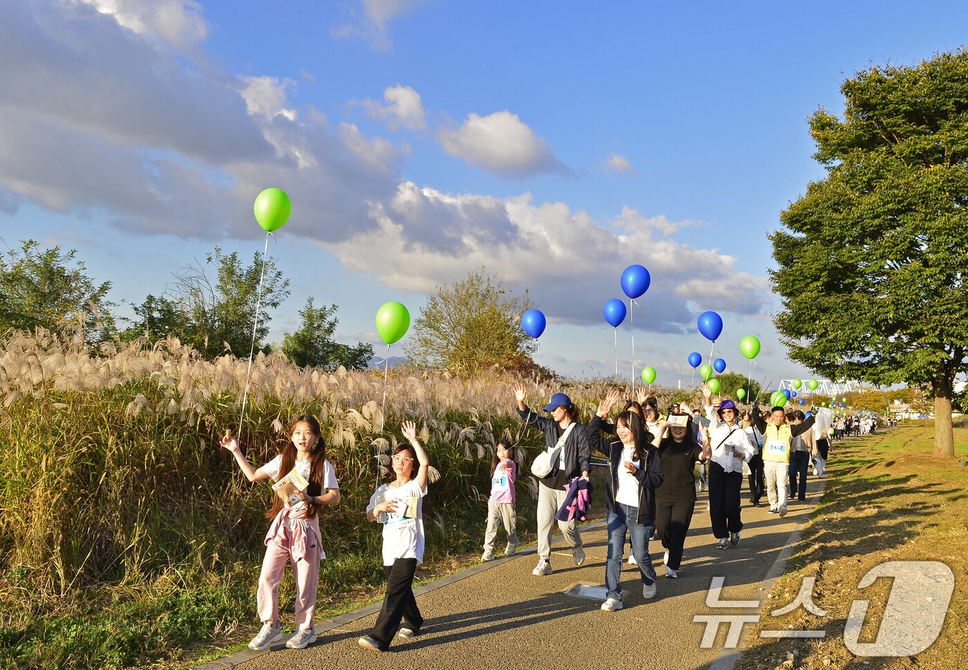 본문 이미지 - 광주 서구 주민들이 지난 2일 서창노을길(영산강 일원)에서 열린 '제3회 함께 서구 오~잇길 걷기대회'에 참가하고 있다.(광주 서구 제공) 2024.11.3/뉴스1 