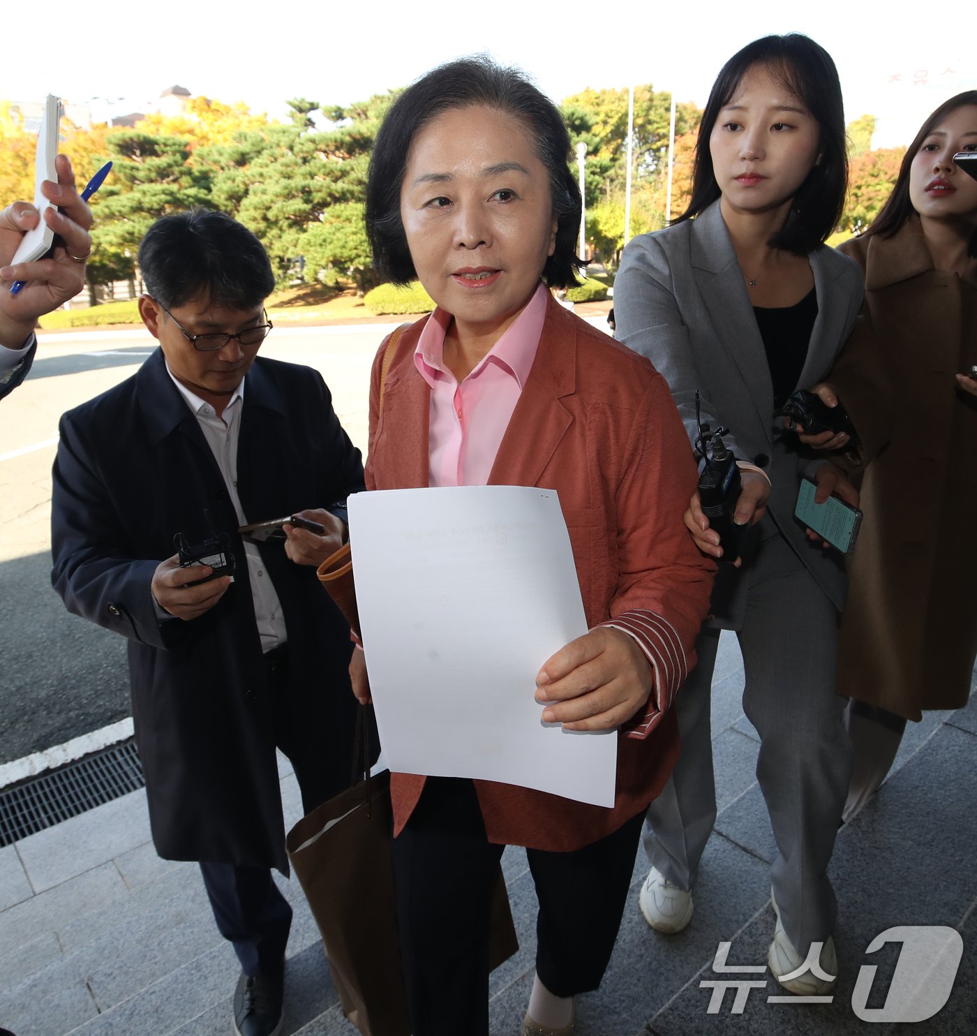 &#39;김건희 여사 공천 개입 의혹&#39; 핵심 당사자인 김영선 전 국민의힘 의원이 3일 오전 소환조사를 받기 위해 경남 창원시 성산구 창원지방검찰청으로 출석하고 있다. 2024.11.3/뉴스1 ⓒ News1 윤일지 기자