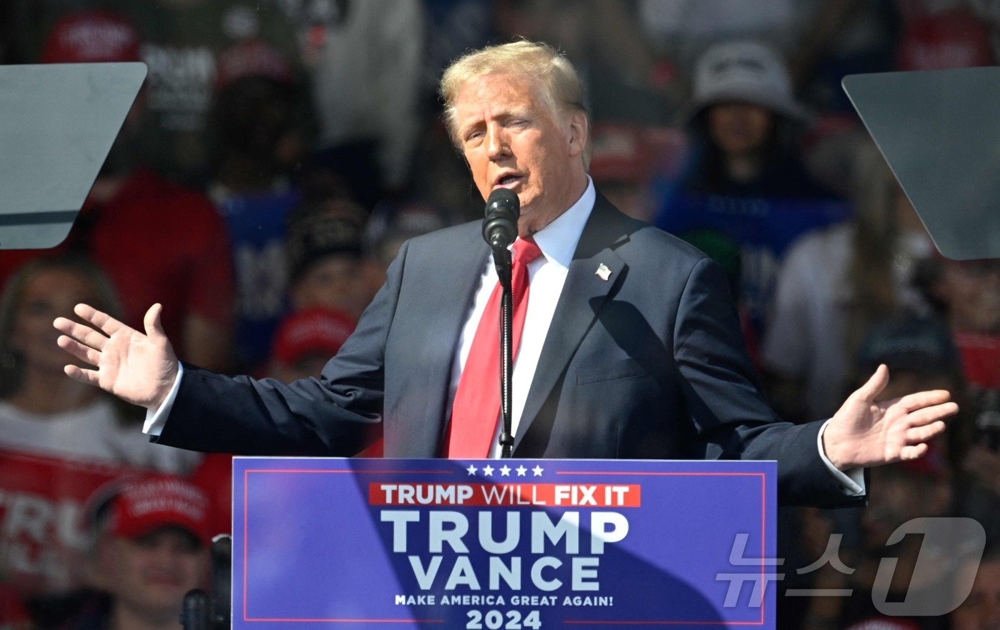 본문 이미지 - 미국 공화당 대선 후보 도널드 트럼프 전 대통령이 2일&#40;현지시간&#41; 노스캐롤라이나주 개스토니아에서 열린 선거 집회서 &#34;카멀라 해리스 부통령은 비전이 없고, 아이디어도 없으며, 해법도 없다＂고 말하고 있다. 2024.11.03 ⓒ AFP=뉴스1 ⓒ News1 우동명 기자