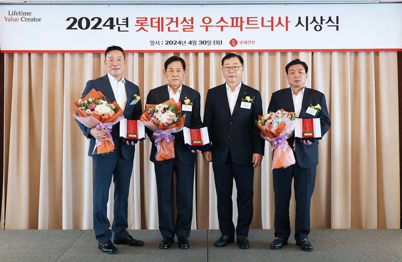 본문 이미지 -  박현철 롯데건설 부회장(왼쪽에서 세번째)과 2024년 우수 파트너사 대상(大賞)으로 선정된 곳의 대표들이 기념사진을 찍고 있다. /롯데건설 제공