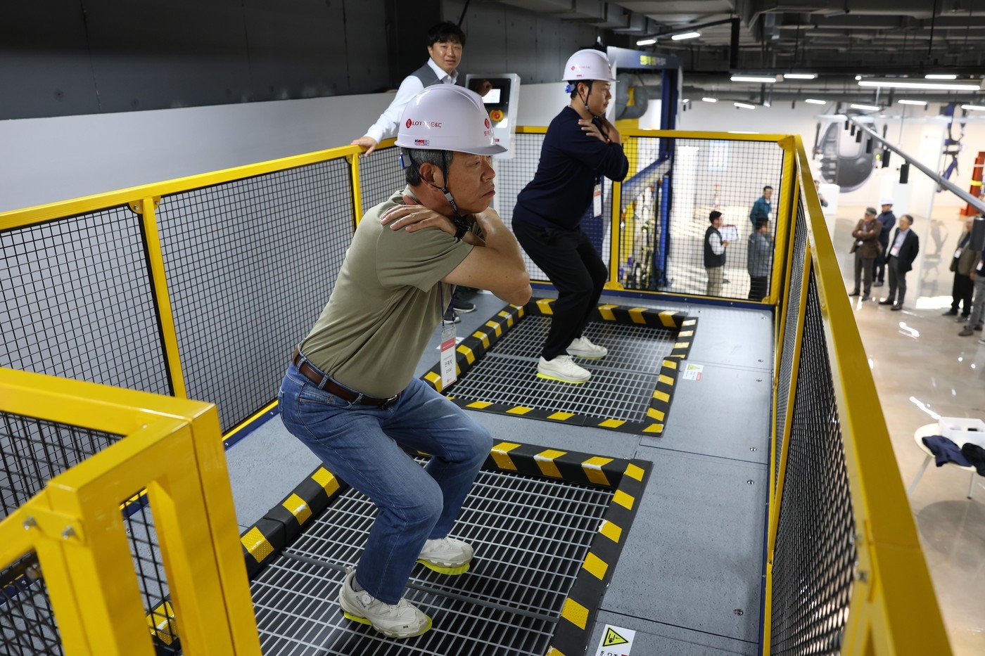 본문 이미지 - 롯데건설 안전체험관에서 파트너사 최고경영자(CEO)들이 안전체험을 진행하고 있다. /롯데건설 제공 