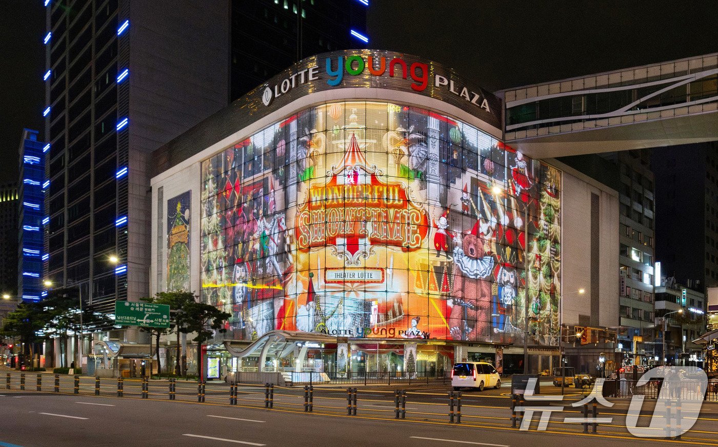 본문 이미지 - 사진은 '원더풀 쇼타임(Wonderful SHOWTIME)' 테마로 크리스마스 장식에 점등을 시작한 롯데백화점 본점 영플라자 미디어 파사드. (롯데백화점 제공) 2024.11.3/뉴스1 ⓒ News1 박지혜 기자